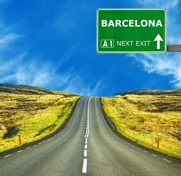 바르셀로나도로 표지판에 대 한 명확한 푸른 하늘 — 스톡 사진