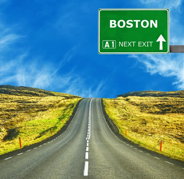 Dopravní značka Boston proti jasné modré oblohy — Stock fotografie