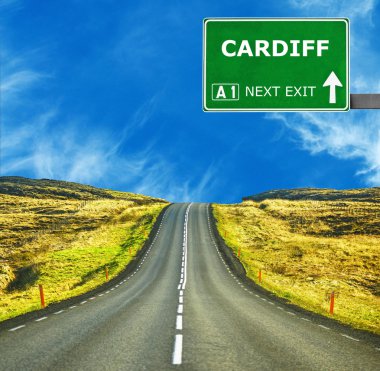 Cardiff yol işaret karşı mavi gökyüzü temizleyin