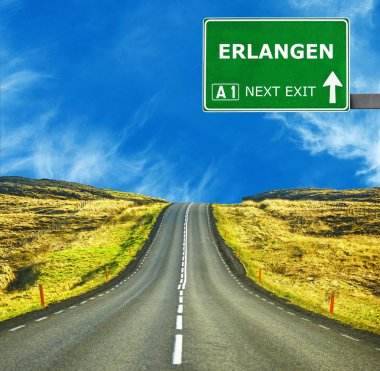 Erlangen yol işaret karşı mavi gökyüzü temizleyin
