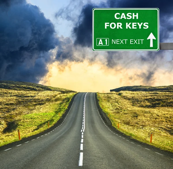 Cash för nycklar vägskylt mot klar blå himmel — Stockfoto
