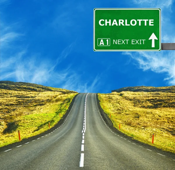 Charlotte dopravní značka proti jasné modré oblohy — Stock fotografie