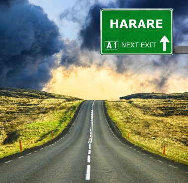 Harare yol işaret karşı mavi gökyüzü temizleyin