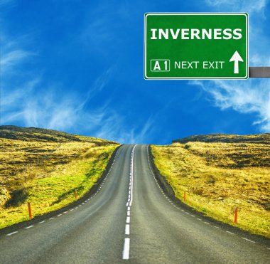 Inverness yol işaret karşı mavi gökyüzü temizleyin