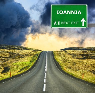 Mavi gökyüzü karşı Ioanniaroad işareti temizleyin