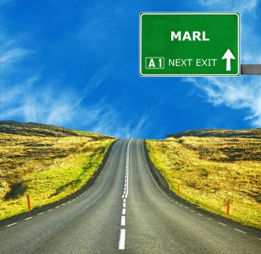 Mavi gökyüzü Marl yol işaret karşı temizleyin