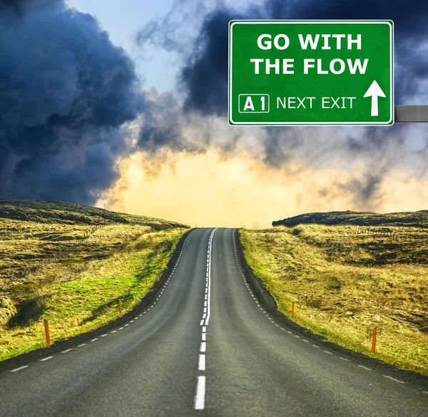Go With The Flow dopravní značka proti jasné modré oblohy — Stock fotografie