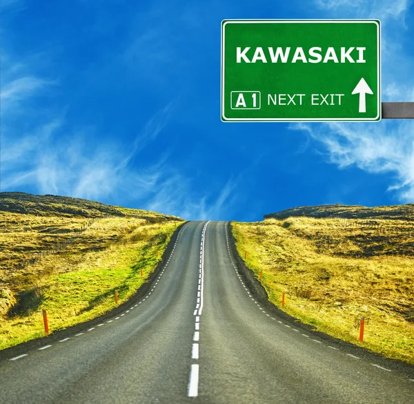 Señal de carretera KAWASAKI contra el cielo azul claro — Foto de Stock