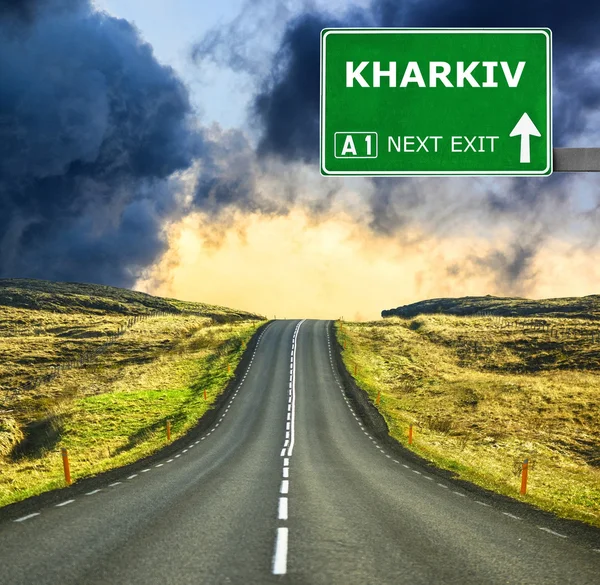 Señal de carretera KHARKIV contra el cielo azul claro — Foto de Stock