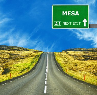 Mesa yol işaret karşı mavi gökyüzü temizleyin