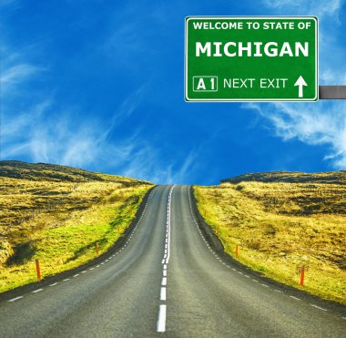 Michigan yol işaret karşı mavi gökyüzü temizleyin