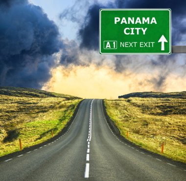 Panama City yol işaret karşı mavi gökyüzü temizleyin