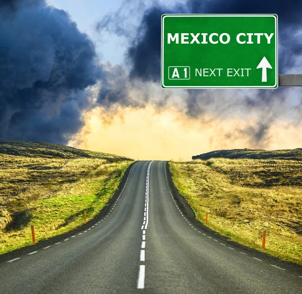Panneau routier MEXIQUE CITY contre un ciel bleu clair — Photo