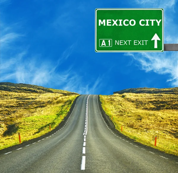 Panneau routier MEXIQUE CITY contre un ciel bleu clair — Photo