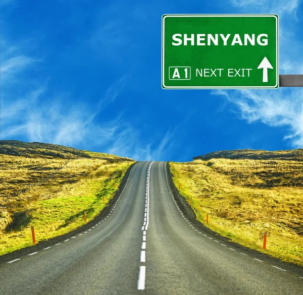 Señal de carretera SHENYANG contra el cielo azul claro — Foto de Stock