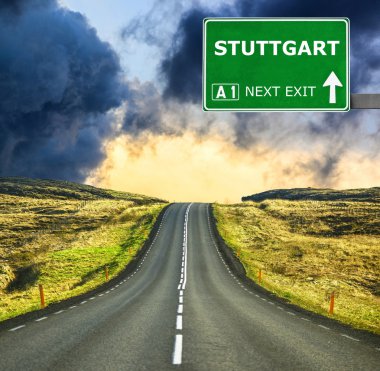 Stuttgart yol işaret karşı mavi gökyüzü temizleyin