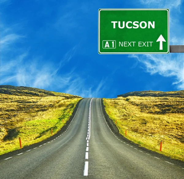 Panneau routier TUCSON contre un ciel bleu clair — Photo