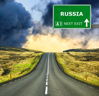 Rusya yol işaret karşı mavi gökyüzü temizleyin