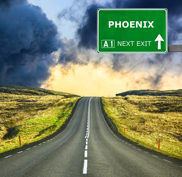 Phoenix verkeersbord tegen duidelijke blauwe hemel — Stockfoto