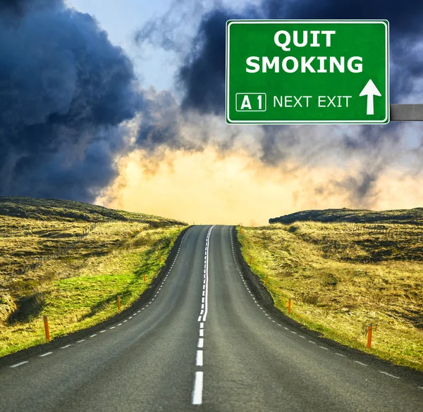 QUIT SMOKING sinal de estrada contra céu azul claro — Fotografia de Stock