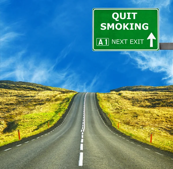 QUIT SMOKING road sign against clear blue sky — Stock Photo, Image