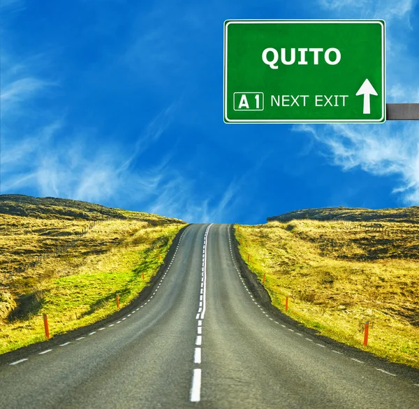 Quito road sign ellen, tiszta kék ég — Stock Fotó