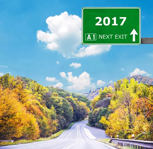 Znak drogowy 2017 przeciwko jasne, Błękitne niebo — Zdjęcie stockowe