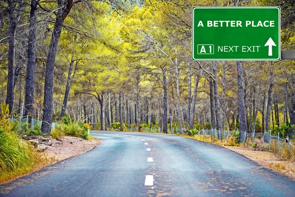 Um sinal de estrada melhor lugar contra céu azul claro — Fotografia de Stock