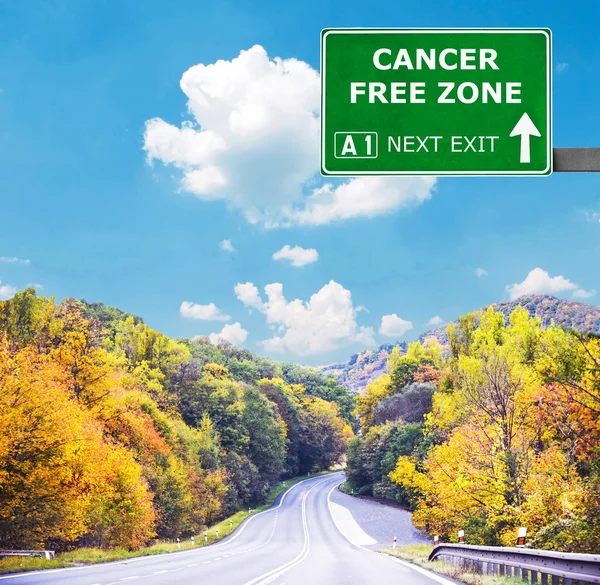 Kanser serbest bölge yol işaret karşı mavi gökyüzü temizleyin — Stok fotoğraf
