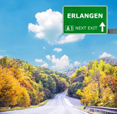 Erlangen yol işaret karşı mavi gökyüzü temizleyin