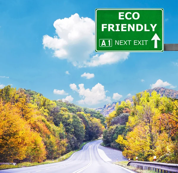 Umweltfreundliches Verkehrsschild gegen strahlend blauen Himmel — Stockfoto