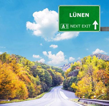 Lunen yol işaret karşı mavi gökyüzü temizleyin