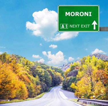 Moroni yol işaret karşı mavi gökyüzü temizleyin