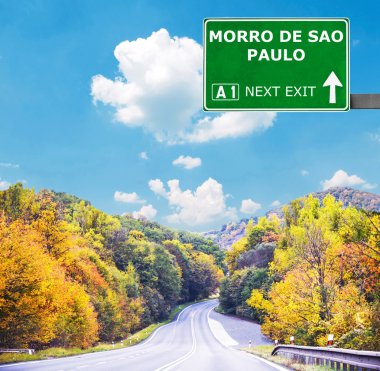 Morro De Sao Paulo yol işaret karşı mavi gökyüzü temizleyin