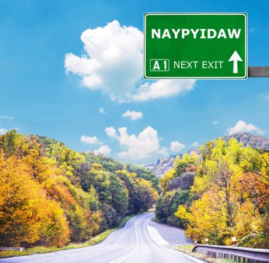 Naypyidaw yol işaret karşı mavi gökyüzü temizleyin