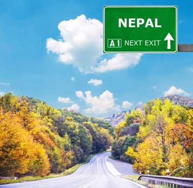 Nepal yol işaret karşı mavi gökyüzü temizleyin