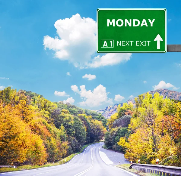 Sinal de estrada segunda-feira contra céu azul claro — Fotografia de Stock