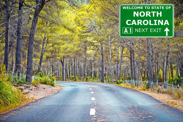 Señal de tráfico de CAROLINA DEL NORTE contra cielo azul claro — Foto de Stock