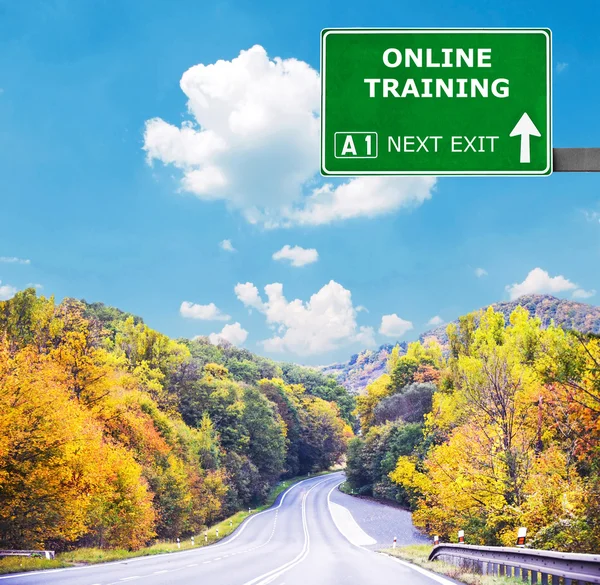 Online-Schulung Straßenschild gegen klaren blauen Himmel — Stockfoto