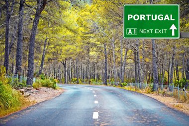 Portekiz yol işaret karşı mavi gökyüzü temizleyin