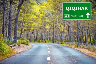 Qiqihar yol işaret karşı mavi gökyüzü temizleyin