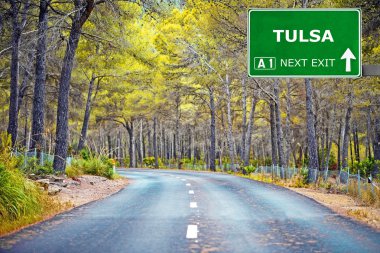 Tulsa yol işaret karşı mavi gökyüzü temizleyin