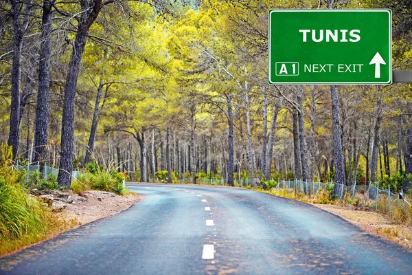 TUNIS sinal de estrada contra céu azul claro — Fotografia de Stock