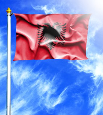Mavi gökyüzü ve Arnavutluk asılan dalgalanan bayrak direği