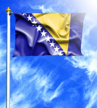 Mavi gökyüzü ve Bosna ve Hersek asılan dalgalanan bayrak direği