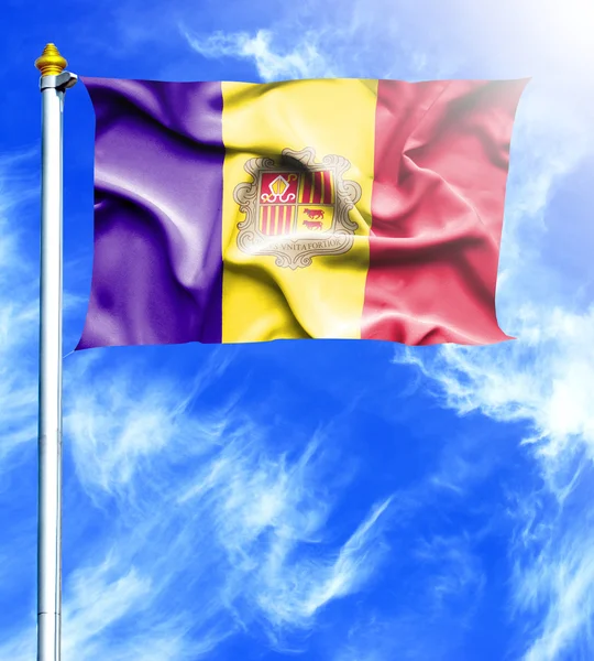 Blauer Himmel und Mast mit gehängter Flagge von andorra — Stockfoto