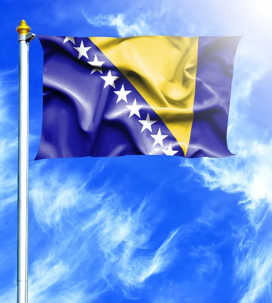 Blauwe hemel en mast met opgehangen wapperende vlag van Bosnië en door — Stockfoto