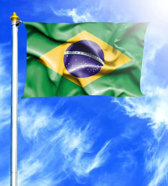 Céu azul e mastro com bandeira acenando enforcada do Brasil — Fotografia de Stock