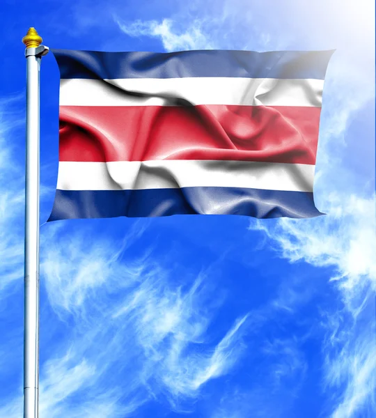 Cielo azul y mástil con bandera ondeante colgada de Costa Rica — Foto de Stock