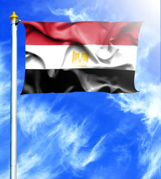 Ciel bleu et mât avec drapeau agitant pendu de l'Egypte — Photo